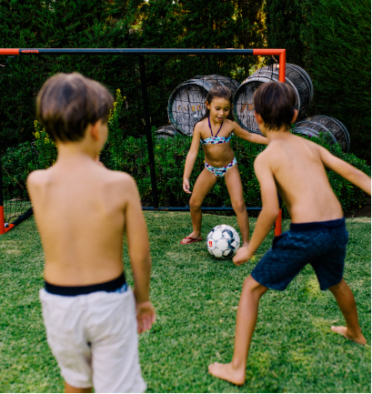 Niños jugando al fútbol