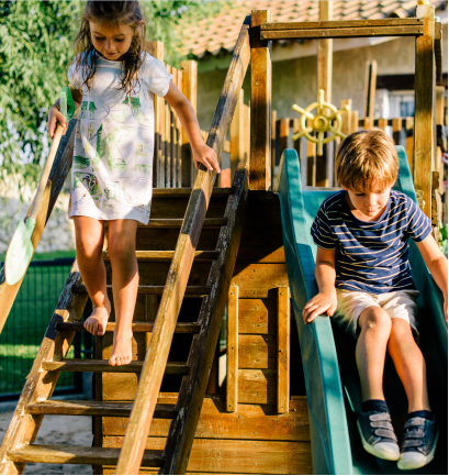 Niños jugando en el parque